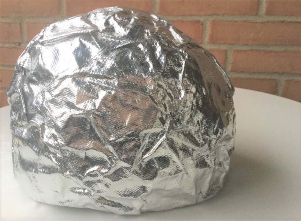 Image d'un véritable chapeau en feuille d'étain qui protège contre les radiations des téléphones portables